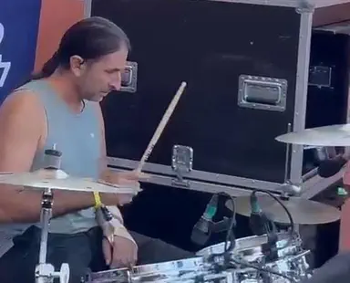Man wounded on October 7 plays drums one-handed