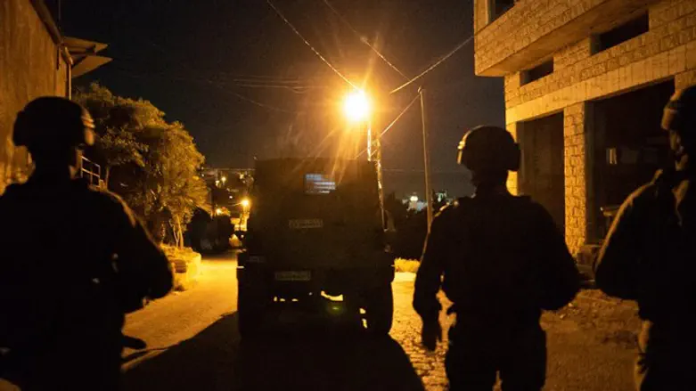 IDF soldiers conduct arrest operation