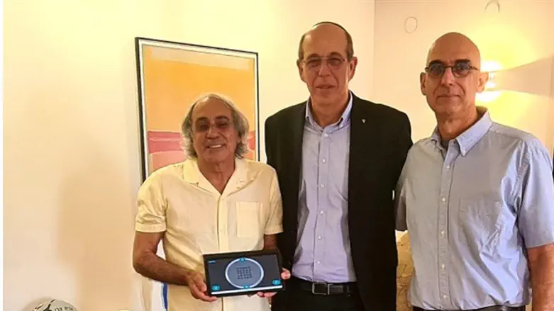 Prof. Uri Polat holding the tablet, Prof. Arie Zaban and Prof. Yossi Mandel