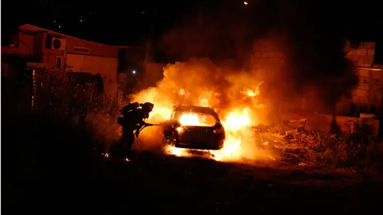 Israeli car torched in Shimon HaTzaddik (Sheikh Jarrah) neighborhood, Jerusalem