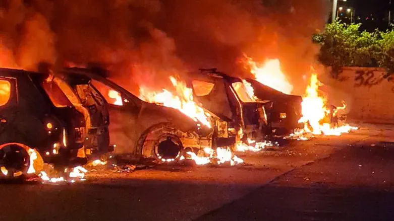 Vehicles burning in Lod