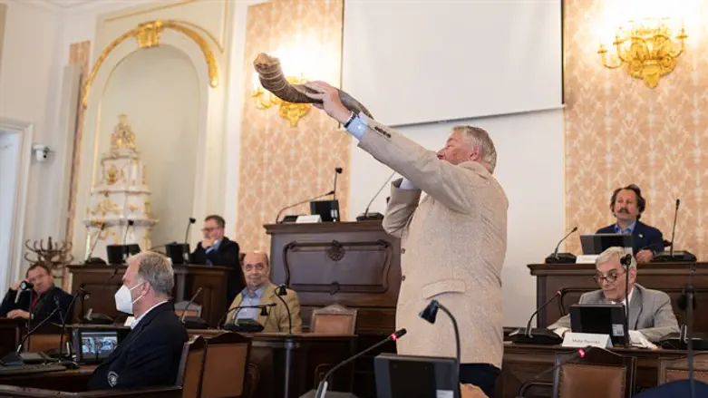 Karel Sedlacek blows shofar at Jerusalem Day ceremony in the Czech Chamber of Deputies