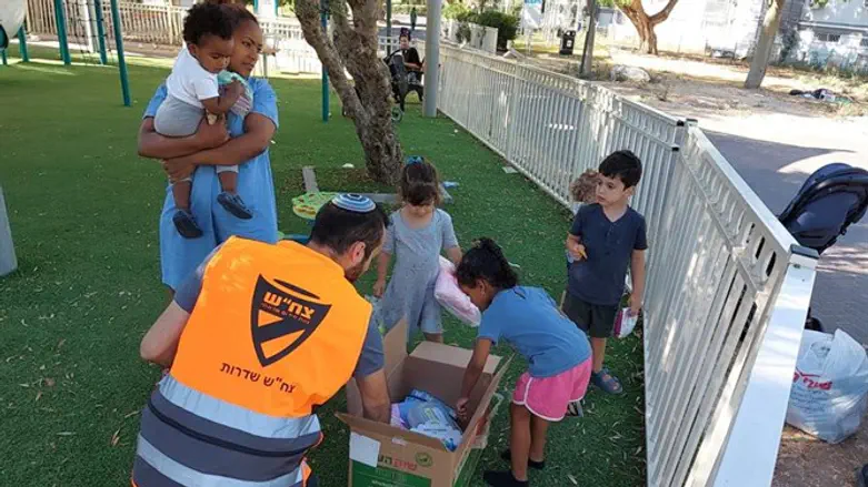 Hesder students distribute toys to children
