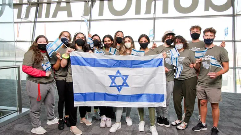 12 Future Lone Soldiers Land at Ben Gurion Airport