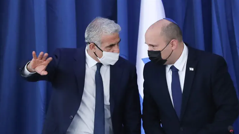 עובדים קשה כדי לרצות את כל השותפים. בנט ולפיד
