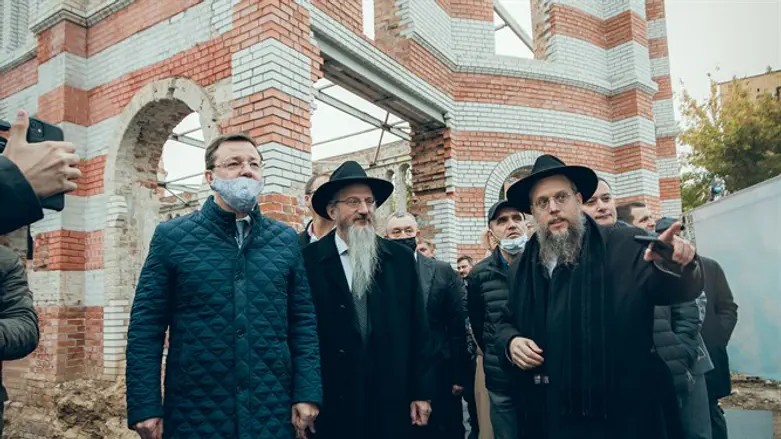 The mayor of Samara and the district governor with the chief rabbi of Russia
