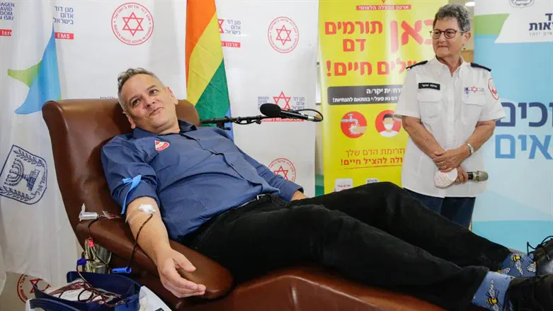 Nitzan Horowitz donates blood