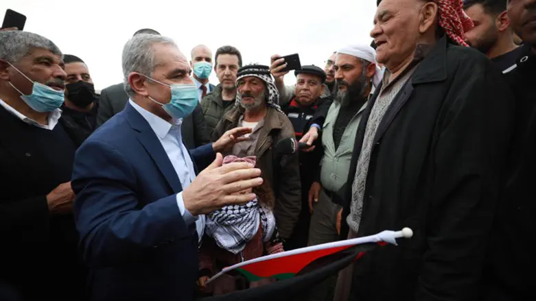 Mohammad Shtayyeh (left)