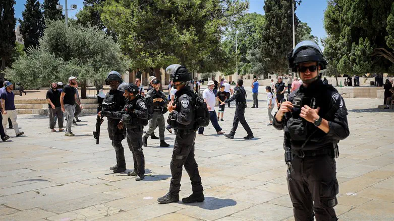 Police guard Jewish visitors to the Temple Mount