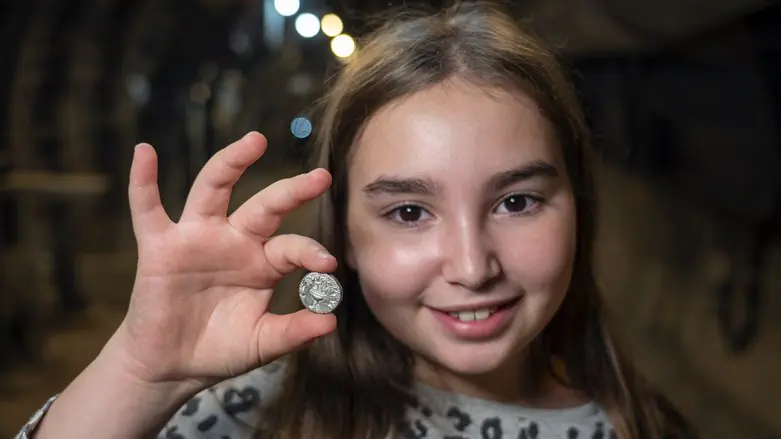 The girl who found the coin, Liel Krutokop