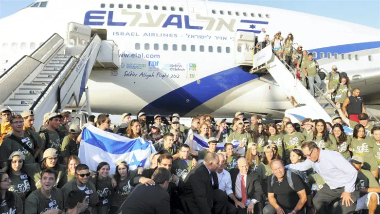 Olim arrive in Israel
