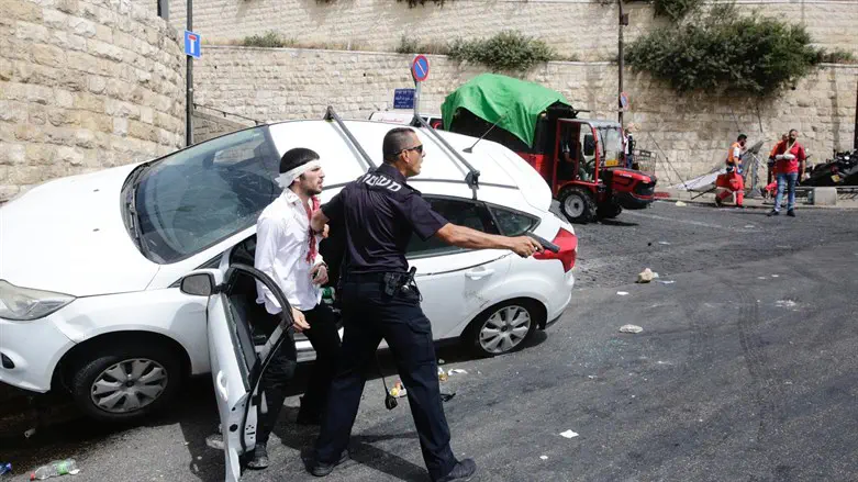 Police officer defending victim of near-lynch last year in Jerusalem
