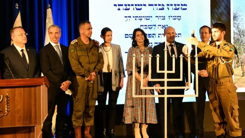 PM, Pres. light Hanukkah candles with Nativ soldiers