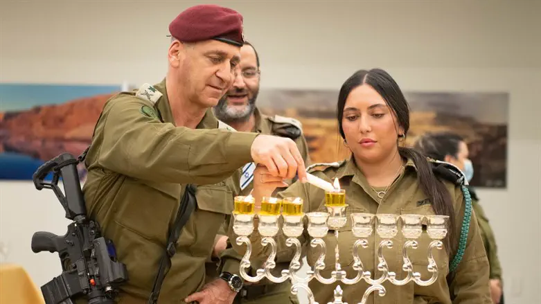 Aviv Kochavi lights Hanukkah candles alongside Or Nechamia