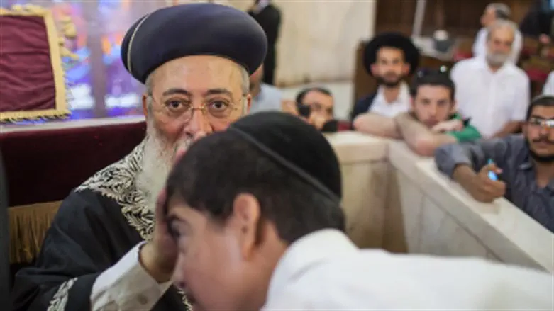 Rabbi Amar gives a blessing
