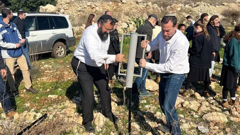 Samaria regional council head Yossi Dagan fencing off the land to be used