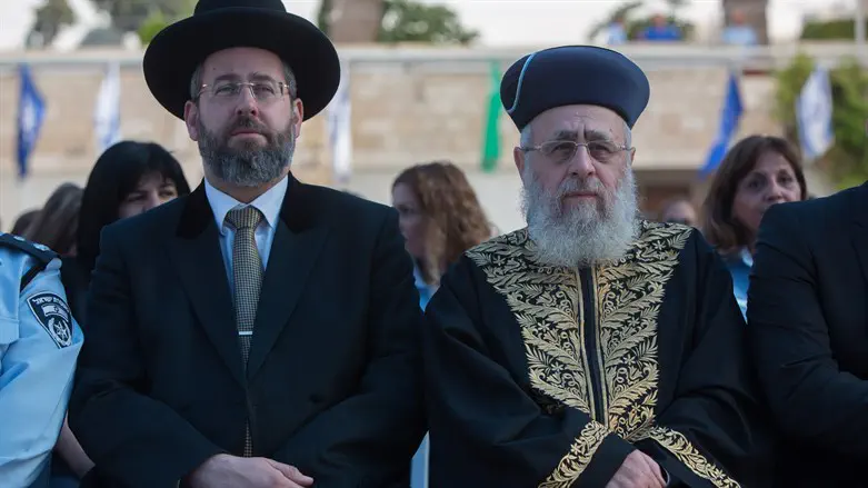 Chief Rabbi Yitzhak Yosef (r.) with Chief Rabbi David Lau 