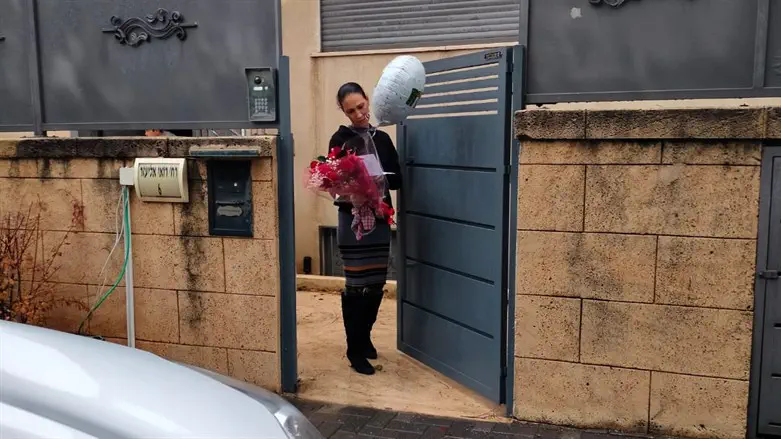 AG's wife receiving the note