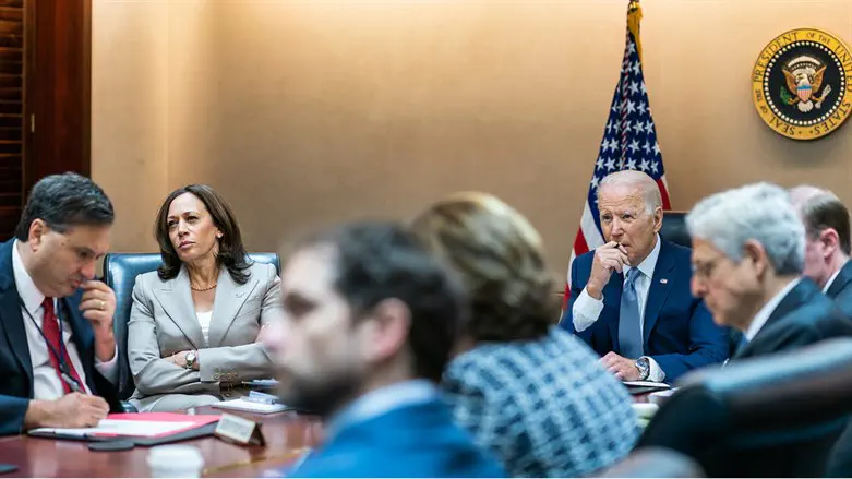 Biden and Harris in the operations room