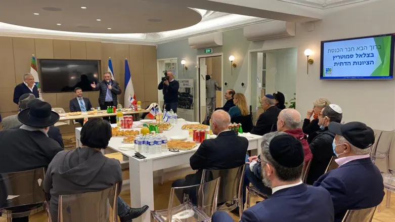 Smotrich meets heads of Jewish community in France