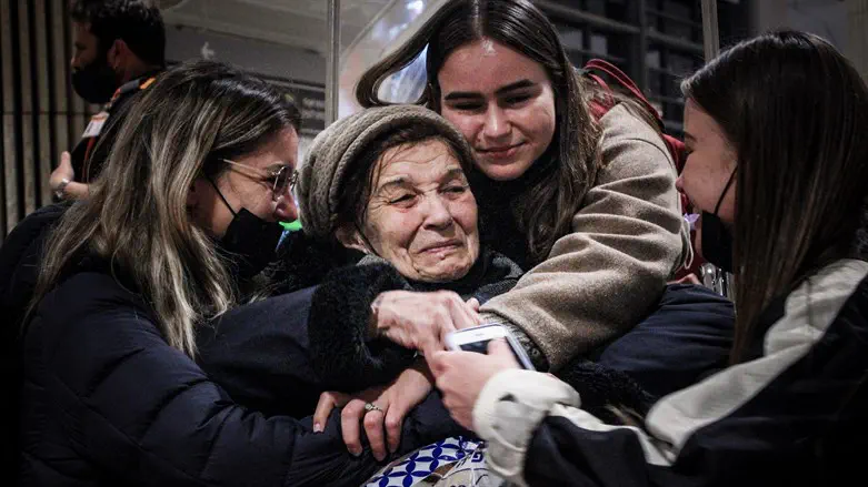 Raisa reunited with her granddaughters at the airport in Israel