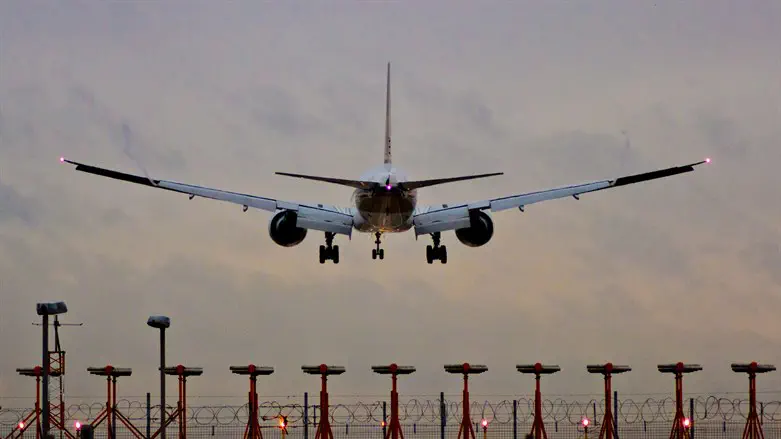 Airplane plane landing (stock image)