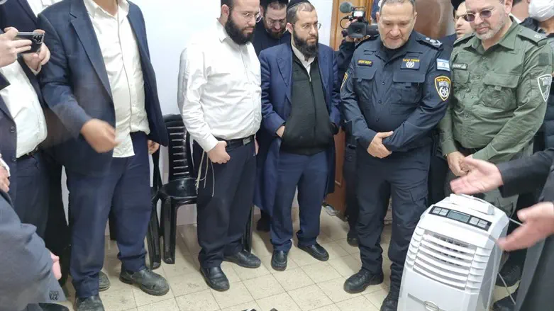 Police commissioner at the home of Rabbi Kanievsky ztz"l