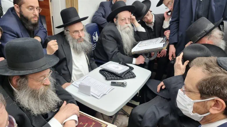 Herzog visits family of Rabbi Kanievsky