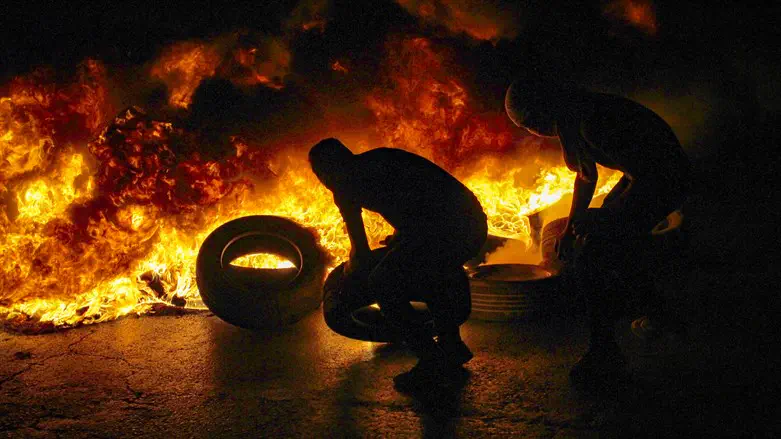 Arab rioters burn tires, Archive