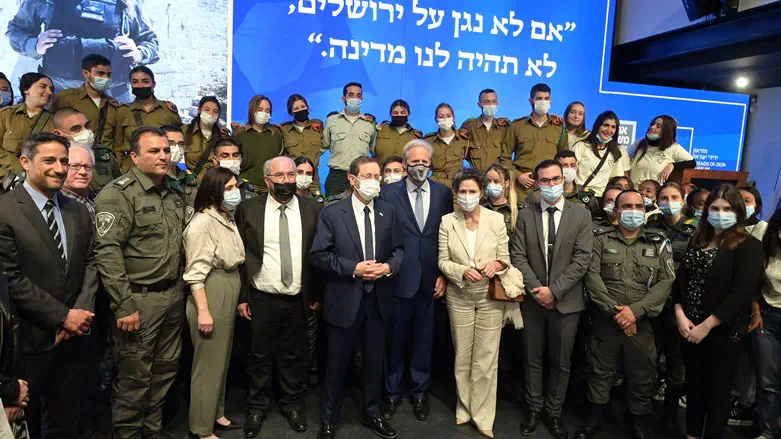 President Herzog with Magev fighters at a meeting at the Friends of Israel Museu