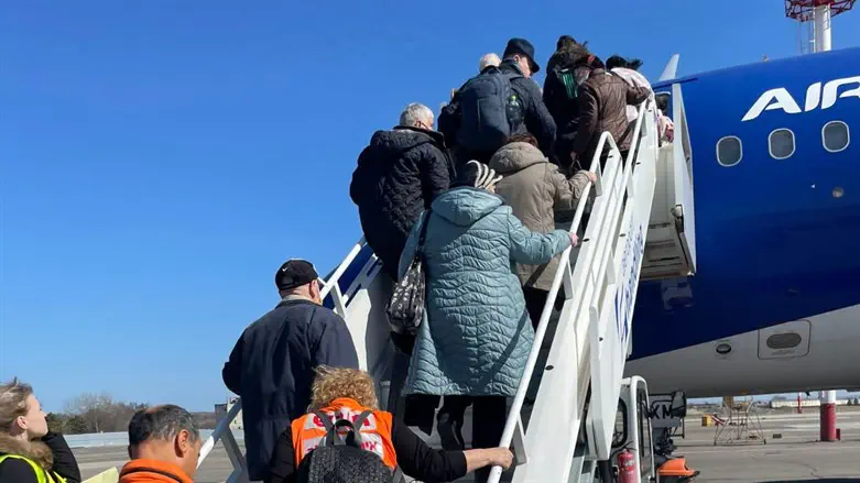 Ukrainian refugees being flown to Israel by United Hatzalah as part of Operation