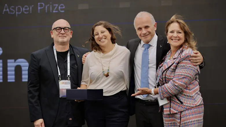 L-R: Dr. Amnon Dekel, Dr. Jasmin Ravid, Prof. Asher Cohen and Mrs. Gail Asper