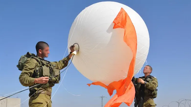 military balloon (illustration)