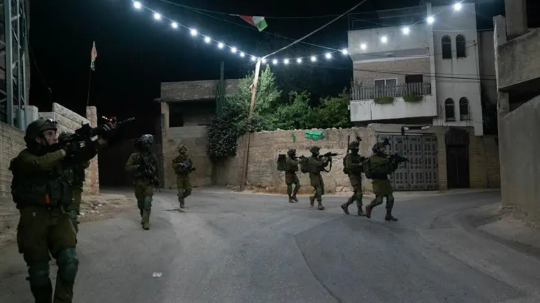 IDF soldiers arresting terrorists