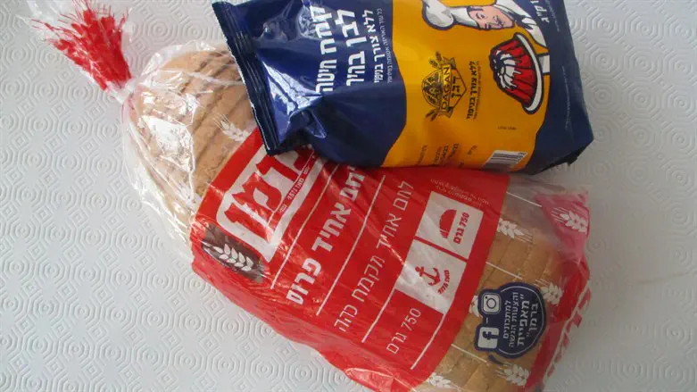 Price-controlled bag of bread and a bag of flour