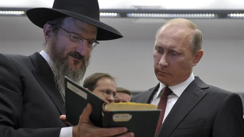 Putin listens to Russia's Chief Rabbi Lazar as he visits Moscow's Jewish Museum