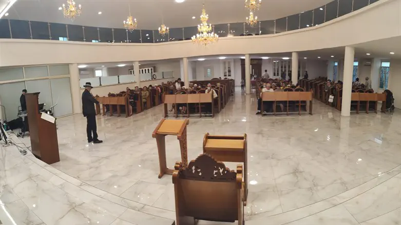 Refugees who have become immigrants in the Shaarei Moshe shul.