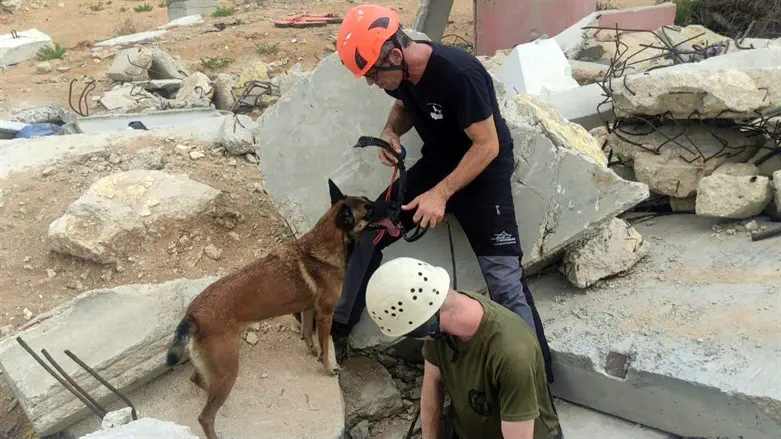 IDU volunteers training with Tel Mond rescue worker