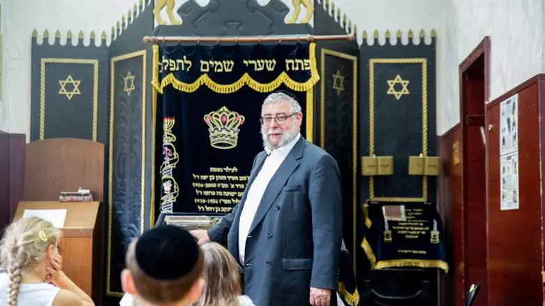Rabbi Goldschmidt speaking to children at a synagogue