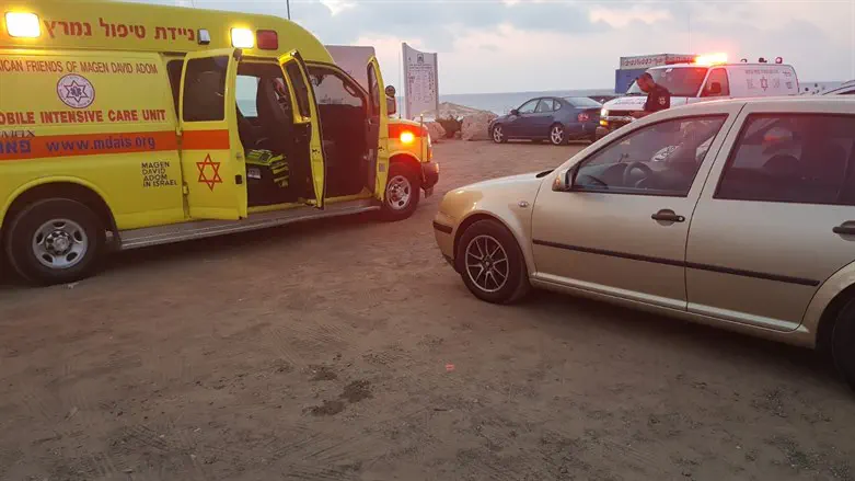MDA ambulance at beach (archive)