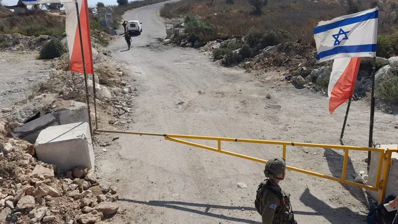 military checkpoint at entrance to Homesh