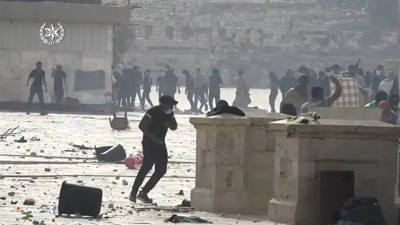 Arabs rioting on the Temple Mount (archive)
