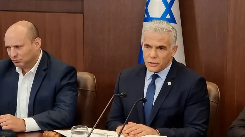 Lapid at Cabinet meeting