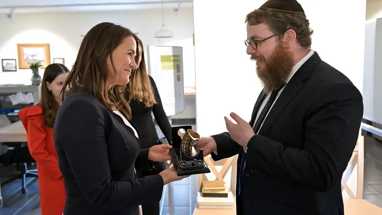 Rabbi Koves hands President Novák a shofar
