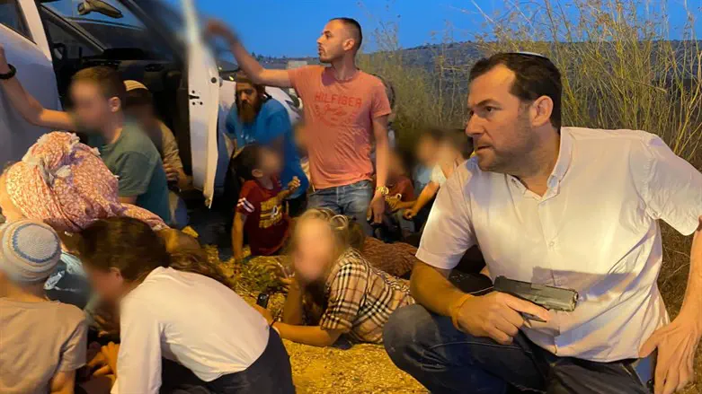 Yossi Dagan protects citizens during shooting attack