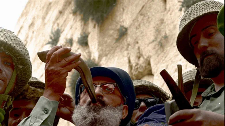 Rabbi Goren at the liberation of the Western Wall