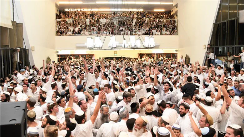 Sukkot dancing in Merkaz HaRav