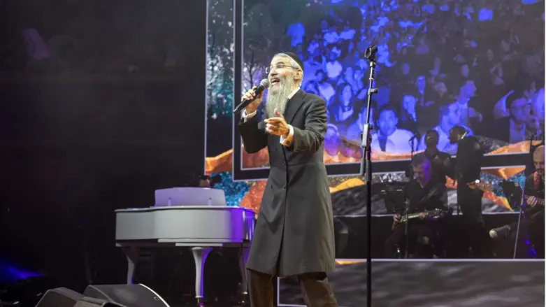 Avraham Fried performs at United Hatzalah concert
