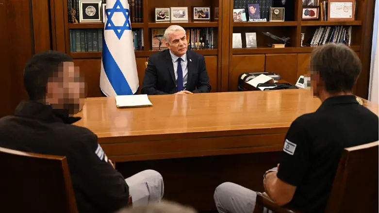 Lapid meets with the guards