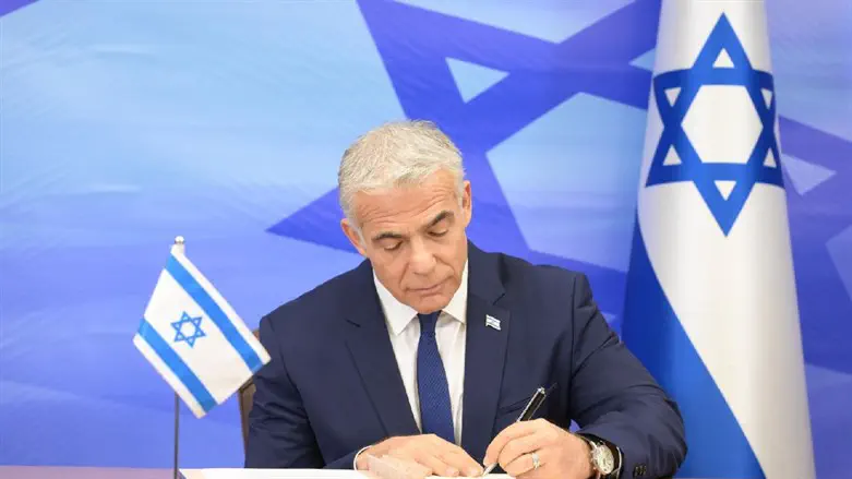 Lapid signs maritime agreement with Lebanon